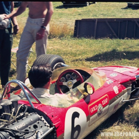 Jim parfait sa position de conduite sur sa Lotus 49 T
© Ian Peak (The roaringsaison)
